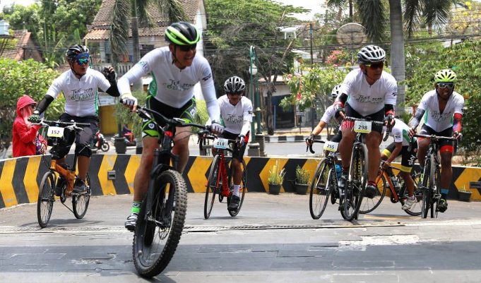 Ganjar Taklukkan Gowes Tour de Solo Raya 120 KM