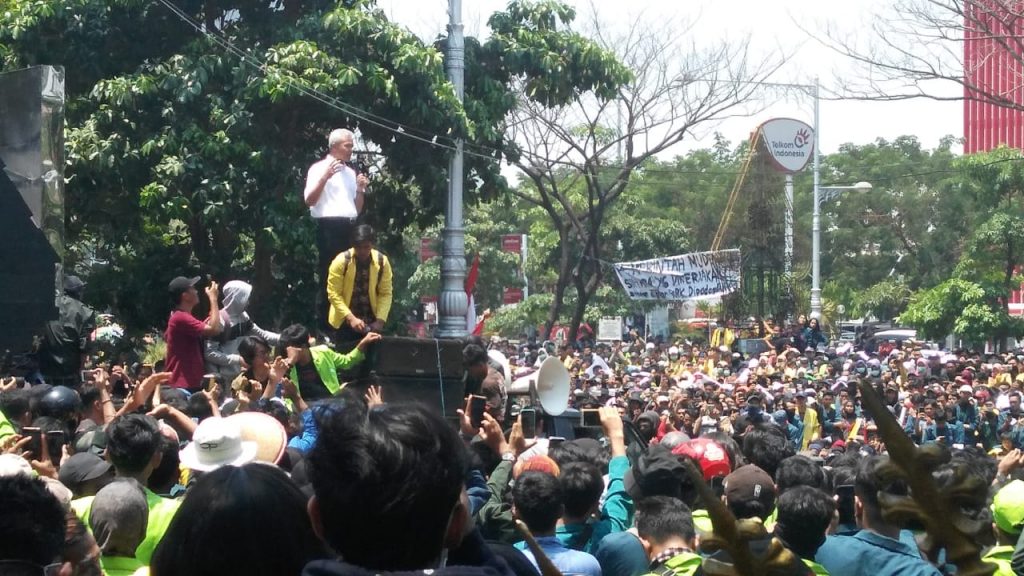 Mahasiswa Semarang Demo, Robohkan Gerbang Kantor Gubernur Jateng