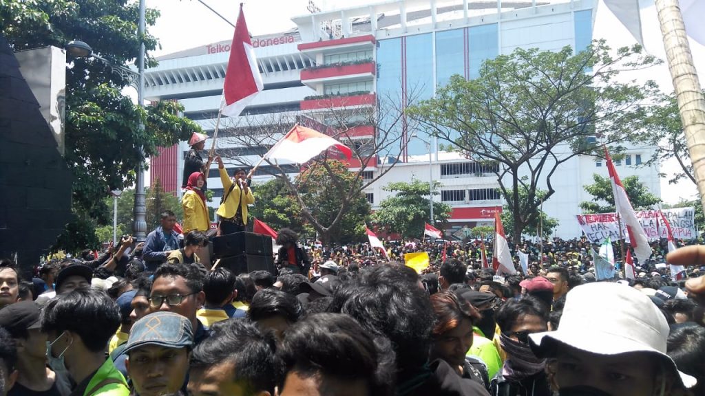 Mahasiswa Semarang Demo, Robohkan Gerbang Kantor Gubernur Jateng