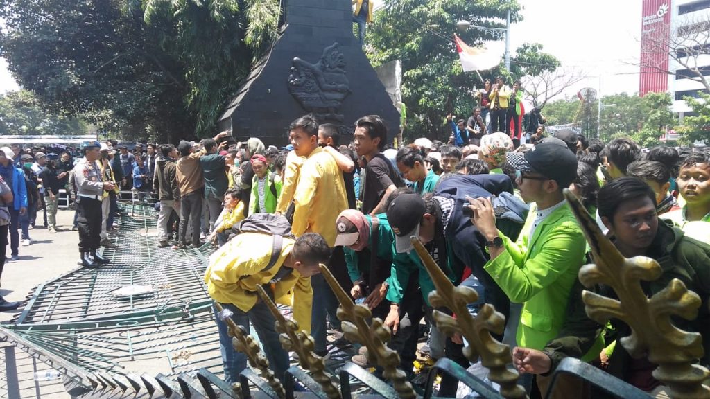 Mahasiswa Semarang Demo, Robohkan Gerbang Kantor Gubernur Jateng