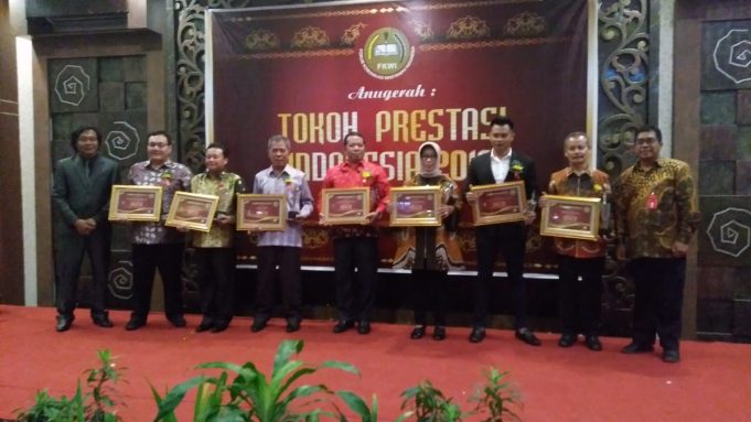FKWI Beri Anugerah 10 Tokoh Berprestasi 2019