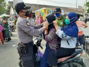Forkompincam Cepu Bagikan 1.000 Masker untuk Warga