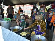 Sebelum Tutup Dapur Umum, Bupati dan Wakil Ketua DPRD Ikut Memasak