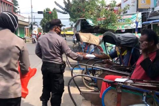 Pemkab Batang Bersama Polres dan Kodim Bagikan Nasi Kotak