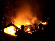 Pagi Ini, Polsek Kalikajar Kerja Bakti Singkirkan Material Rumah Terbakar