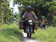 Kapolres Kendal Naik Motor Bantu Sembako