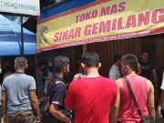 Rampok Berpistol Jarah Toko Emas