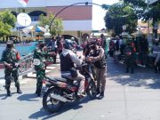 Takmir Masjid Agung Kendal, Bagikan Masker .