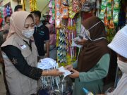 Gencarkan Pencegahan Covid-19, Bupati Bagikan Masker di Pasar