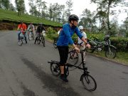 Reses di Wonosobo, AKK Gowes Sambil Bagi Sembako