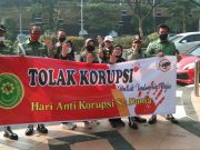 Pengadilan Tinggi Jateng Bagi Bunga Mawar Peringati Hari Anti Korupsi Sedunia