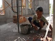 Catur Jadi Kuli Bangunan Demi Beli Gawai untuk Belajar Daring