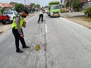 Senggolan Motor, Petugas Damkar Tewas Tertabrak Truk