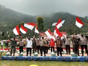 Kunjungi Dieng, Kapolda Jateng Panen Kentang dan Tabur Benih Ikan