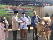 Kapolres Batang Serahkan Hewan Korban