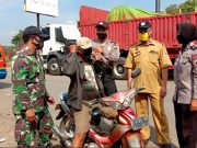 Petugas Gabungan Operasi Protokol Kesehatan di Gringsing Batang