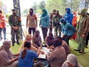 Warga Rusunawa Kota Tegal Dilatih Membuat Sarung dan Sapu