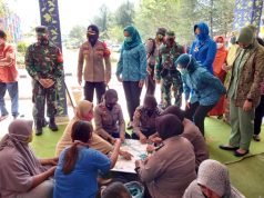 Warga Rusunawa Kota Tegal Dilatih Membuat Sarung dan Sapu