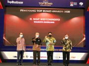 Wali Kota Magelang Meraih Tropy Top BUMD 2020