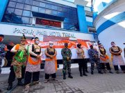 TNI-Polri di Tegal Berkostum Tokoh Pewayangan Razia Masker