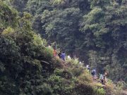 Antarkan Daging Kurban, Gubernur Rela Susuri Jurang