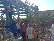 Bersama Babinsa, Bhabinkamtibmas Polres Blora Gotong Royong Bangun Rumah Warga