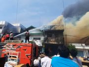 Armada Damkar Semen Gresik Bantu Padamkan Kebakaran di Rembang