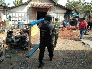 Bhabinkamtibmas dan Babinsa Desa Turirejo, Bantu Lakukan Bedah Rumah