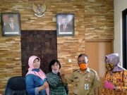 Lurah Jrakah Semarang Ganti Paket Sembako Warganya