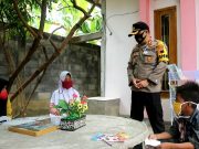 Bripka Dheni, Polisi yang Dirikan Taman Baca untuk Anak