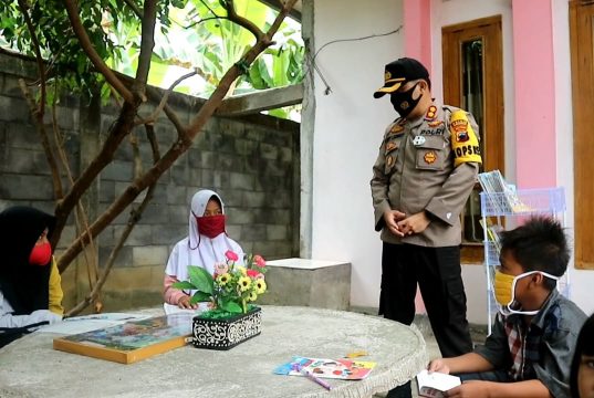 Bripka Dheni, Polisi yang Dirikan Taman Baca untuk Anak