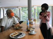 Bunga Ngudarasa Soal PR, Sambil Tawarkan Sego Jagung pada Ganjar