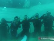 Sembilan Penyelam Kibarkan Bendera Merah Putih di Bawah Laut