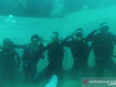 Sembilan Penyelam Kibarkan Bendera Merah Putih di Bawah Laut