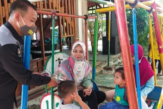 Humas Polres Blora Bagikan Pamflet & Masker ke Pengunjung Wisata Kuliner