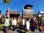 Masjid Menara Bagikan 27.906 Bungkus Nasi Jangkrik Buka Luwur