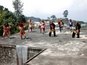 Festival 5 Gunung, Seniman Menari di Atap Rumah Penduduk