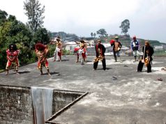 Festival 5 Gunung, Seniman Menari di Atap Rumah Penduduk