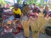 Remaja Masjid At-Taqwa Getasan Pilih Kreneng untuk Bungkus Daging Kurban