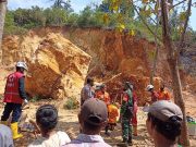 Tiga Tewas dan Truk Tertimbun Tebing Batu Longsor di Brati