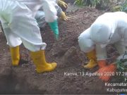 Relawan di Kudus Kuburkan Jenazah Pasien Covid-19 dengan Tangan Kosong