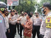 Polisi Bagikan Ribuan Masker di Borobudur