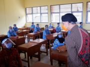 Ganjar Lihat Simulasi Tatap Muka di SMKN 2 Wonosobo