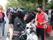 Kapolres Kebumen Bagi Masker ke Anak Muda dan Warga