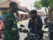 TNI Bagikan Masker untuk Cegah Penyebaran Covid-19
