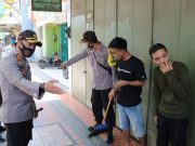 Tidak Pakai Masker, Anak Muda di Kebumen Disanksi Menyapu Trotoar