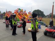 Cegah Covid-19, Polwan Bagikan Masker ke Warga di Alun-Alun Kebumen