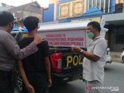 Polisi Sosialisasi Bahaya Covid-19 dengan Membawa Peti Mati