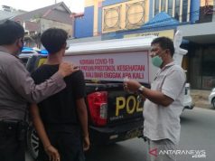 Polisi Sosialisasi Bahaya Covid-19 dengan Membawa Peti Mati