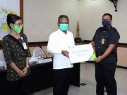 Bupati Pacitan Serahkan Bantuan Dana untuk Pekerja Bergaji di Bawah Rp 5 Juta